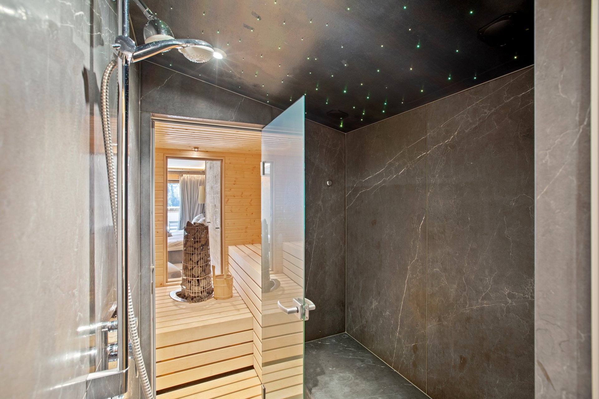 Moderne Sauna mit Glas- und Natursteinoberflächen