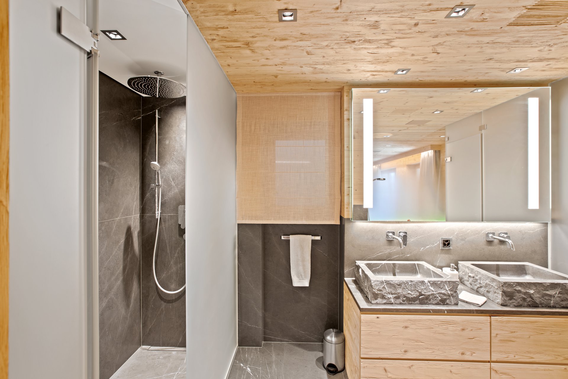 Modernes Badezimmer mit Doppelwaschbecken und Dusche
