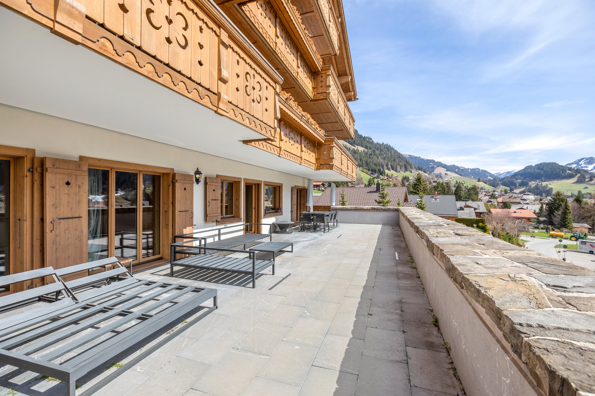 Alpen-Terrasse mit Holzfassade und Bergblick