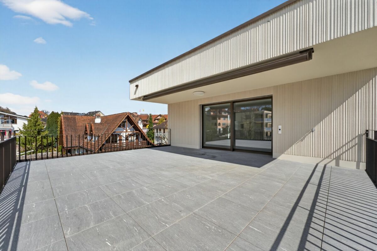 Große moderne Dachterrasse