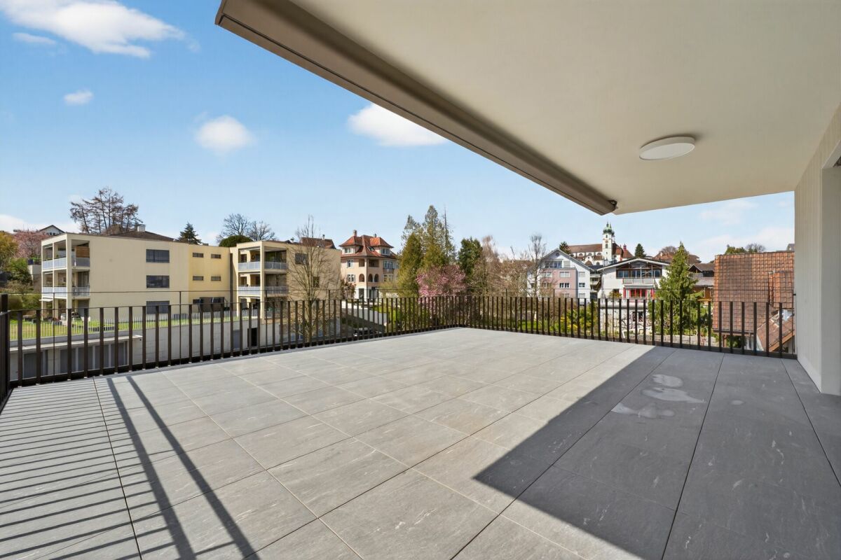 Große moderne Dachterrasse