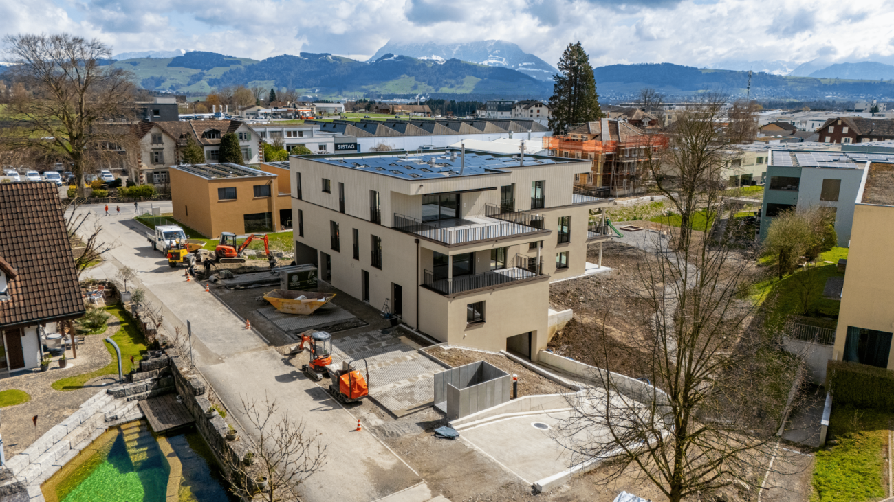 Moderne Wohnanlage im Bau mit Bergblick