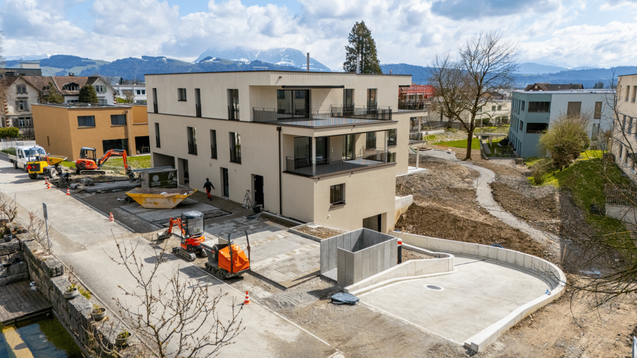 Moderner Neubau mit Baustelle und Gartenanlage