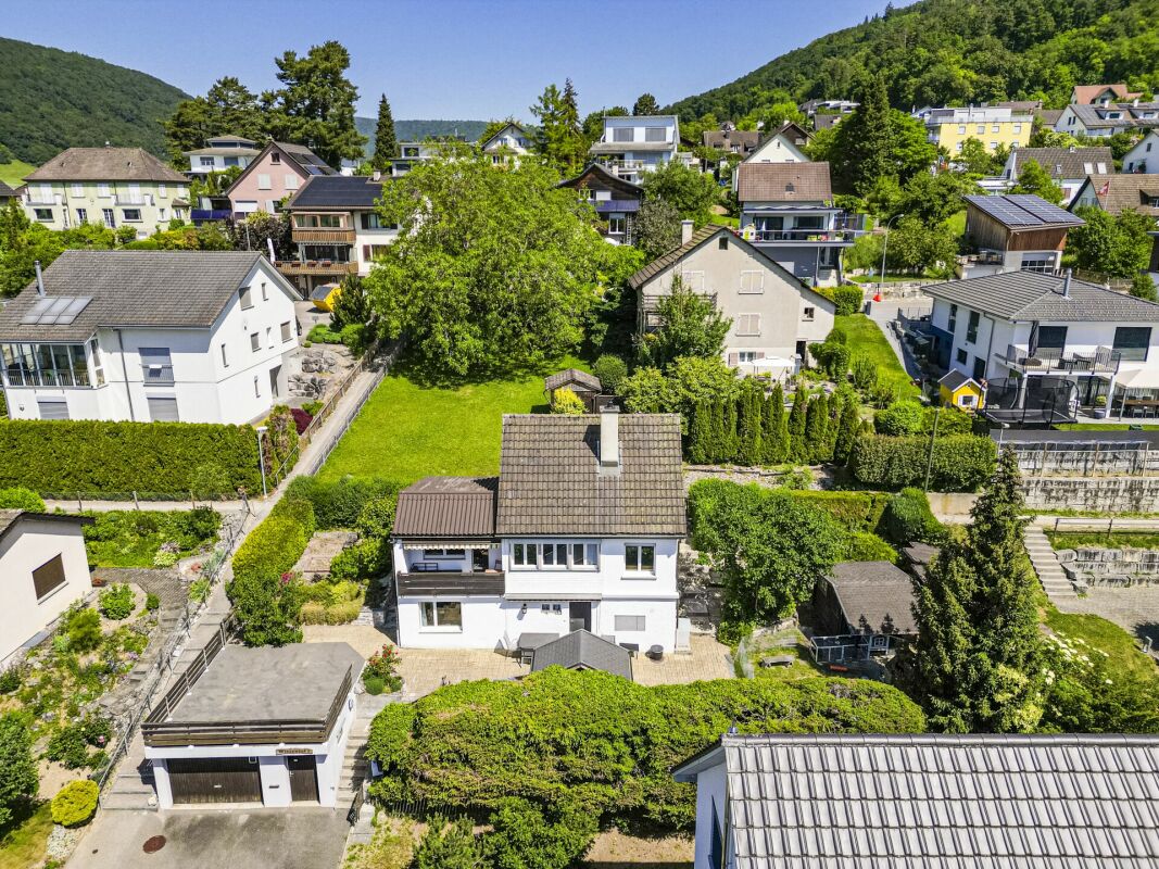 Luftaufnahme eines Wohngebiets mit Einfamilienhäusern