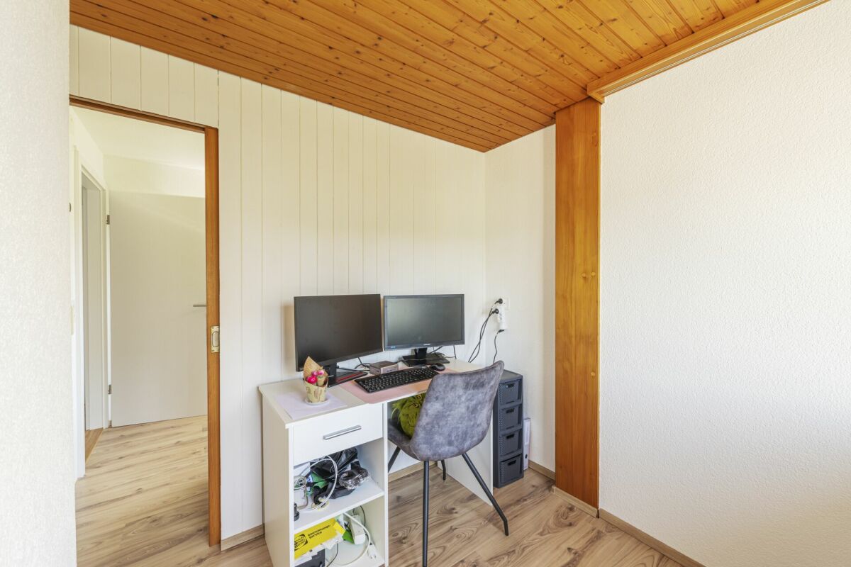 Arbeitszimmer mit Holzdecke