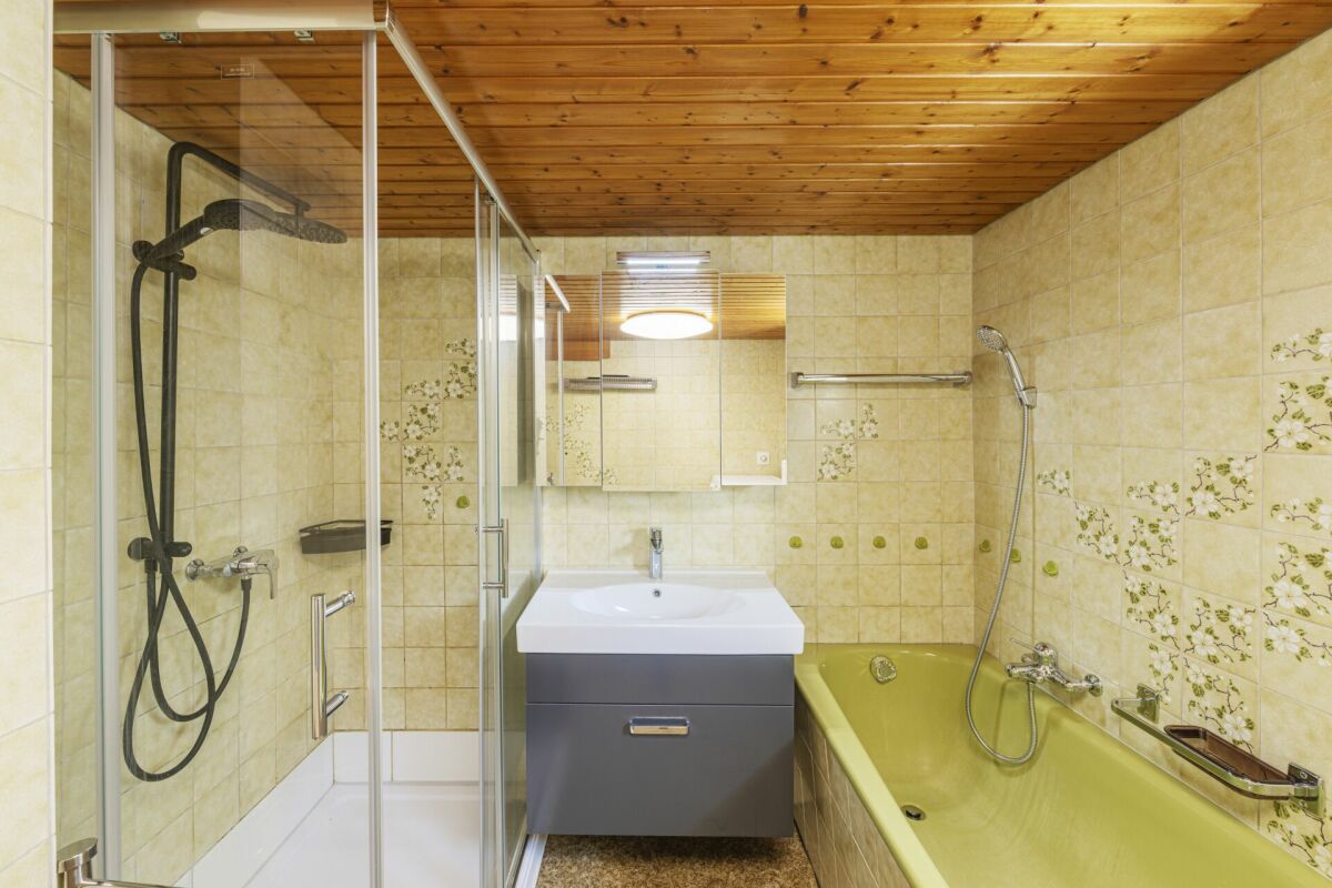 Badezimmer mit Dusche und Badewanne