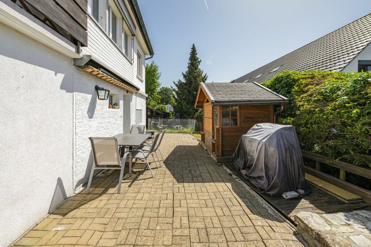 Garten- und Terrassenbereich neben dem Haus