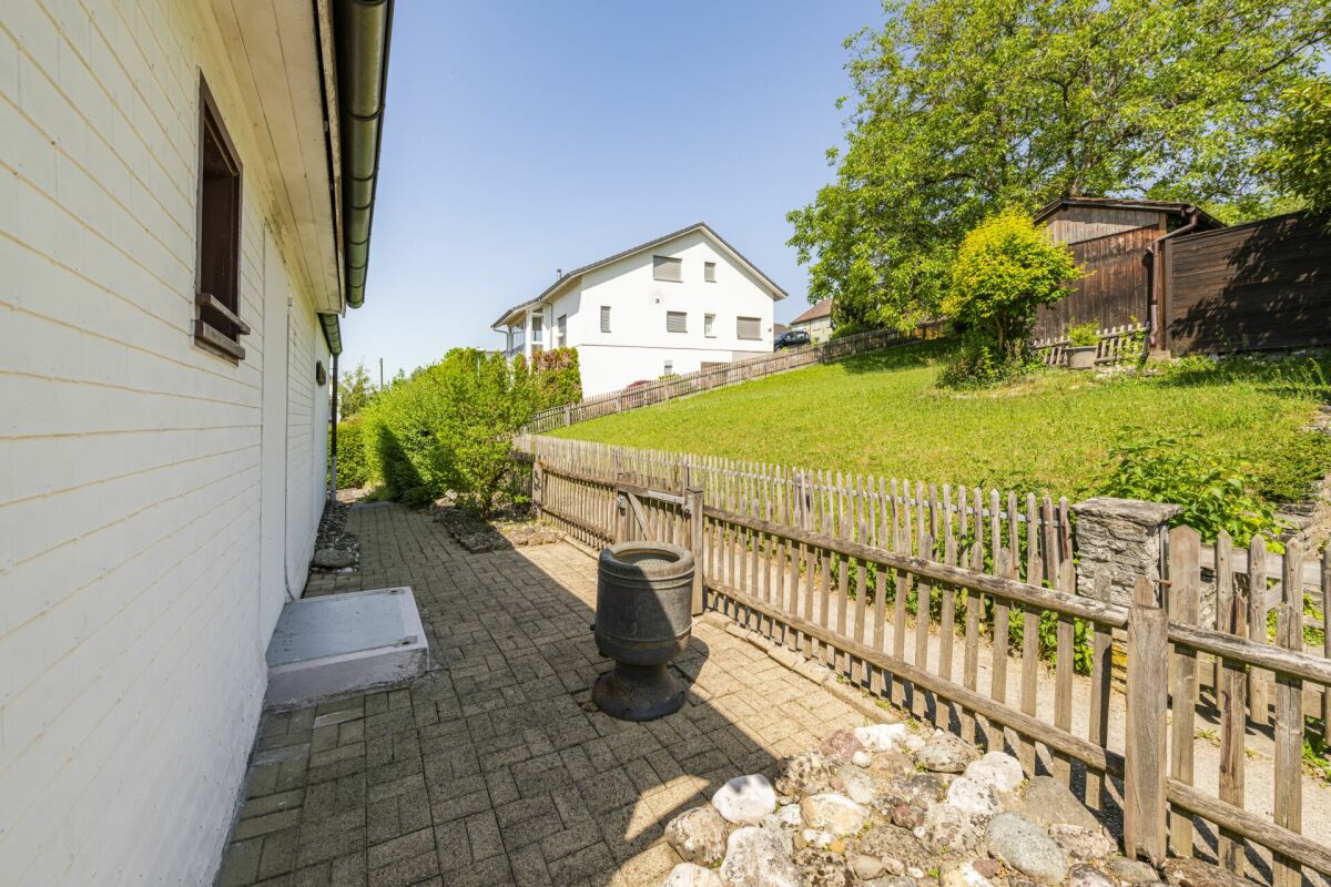 Seitlicher Außenbereich mit Garten und Zaun