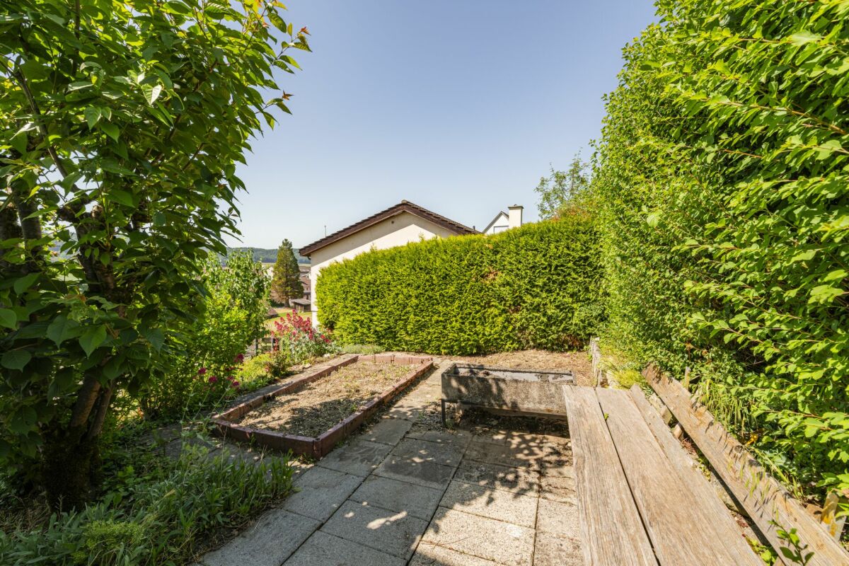 Garten mit Terrasse und Hochbeet