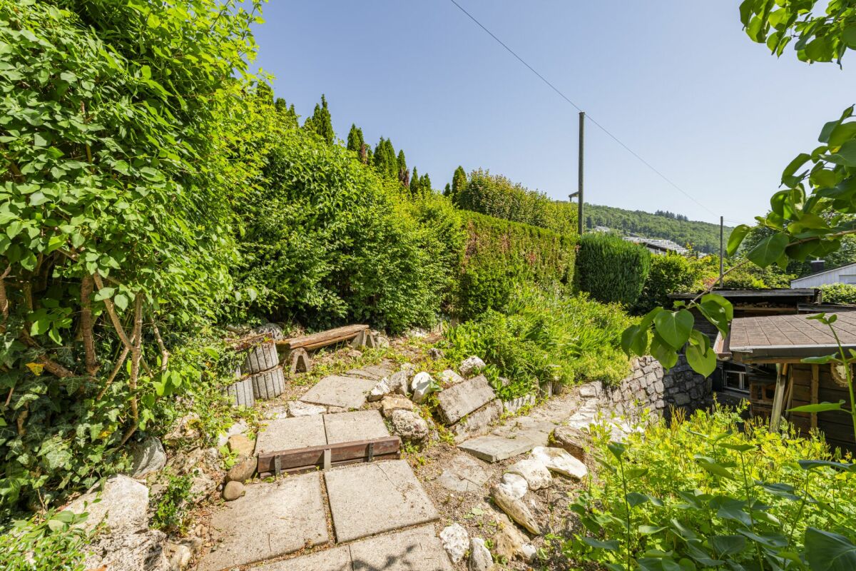 Garten mit Hanglage und Steinwegen