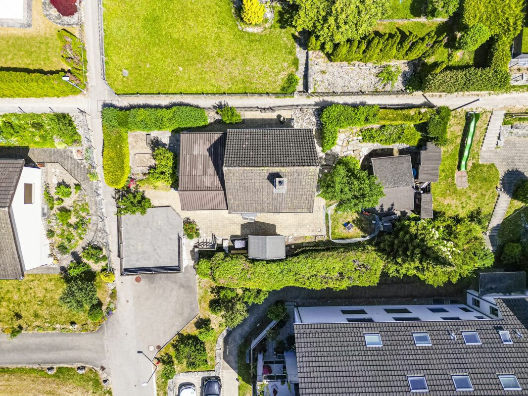 Luftaufnahme eines Wohnhauses mit Garten