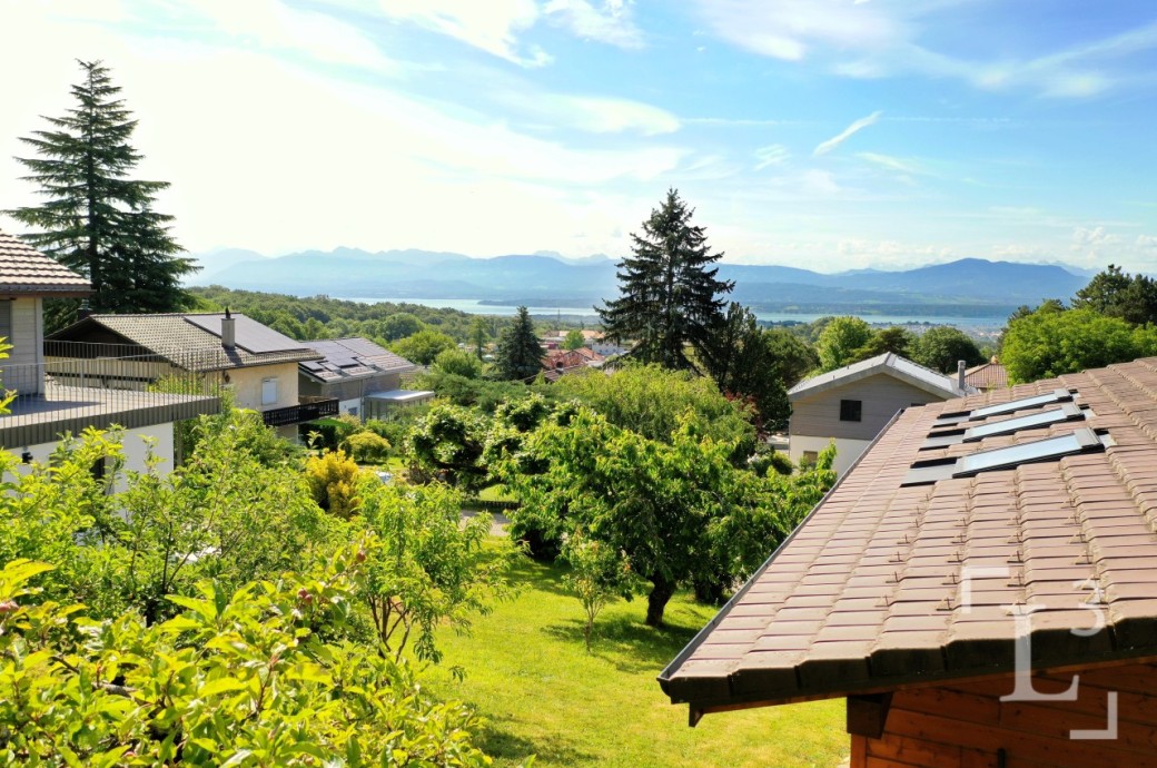 Seeblick über Wohngebiet