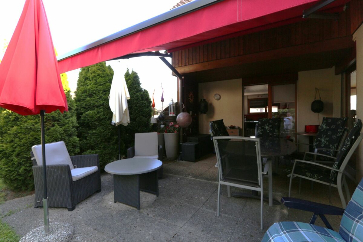 Überdachte Terrasse mit Sitzgruppe