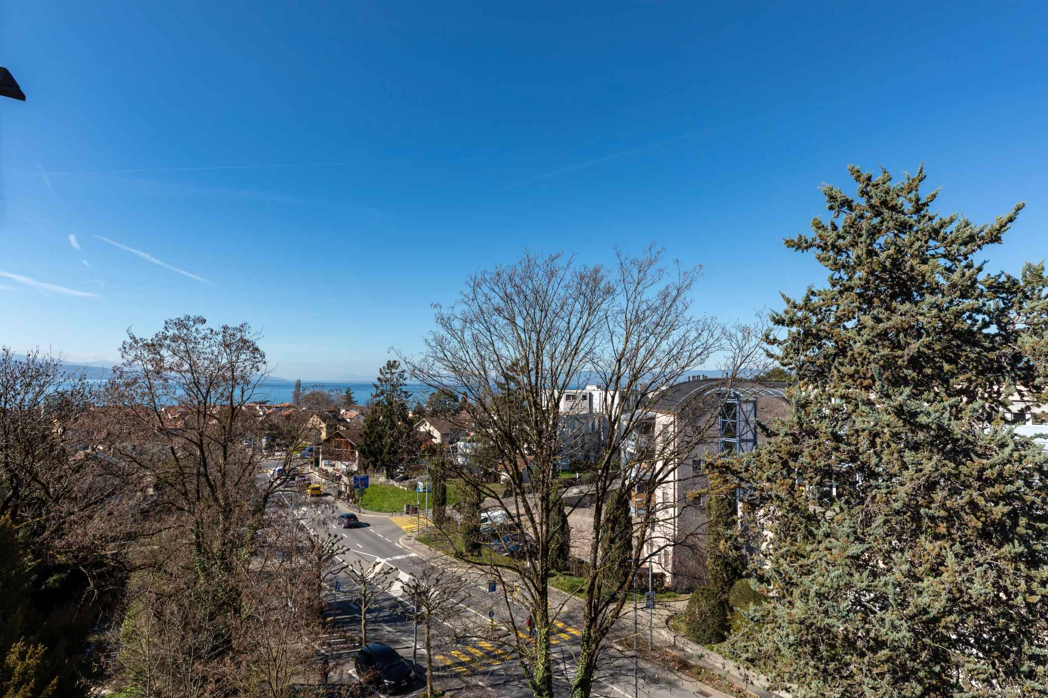 Stadt- und Seeblick aus erhöhter Position