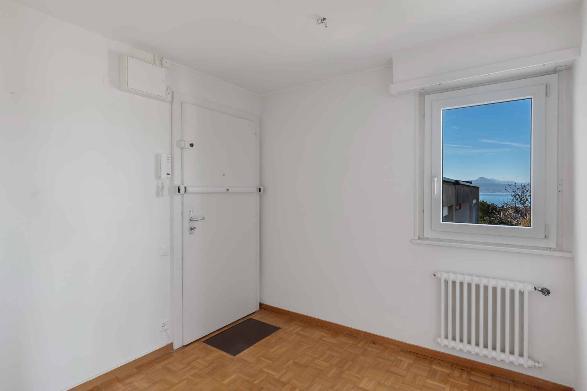 Heller Eingangsraum mit Fensterblick