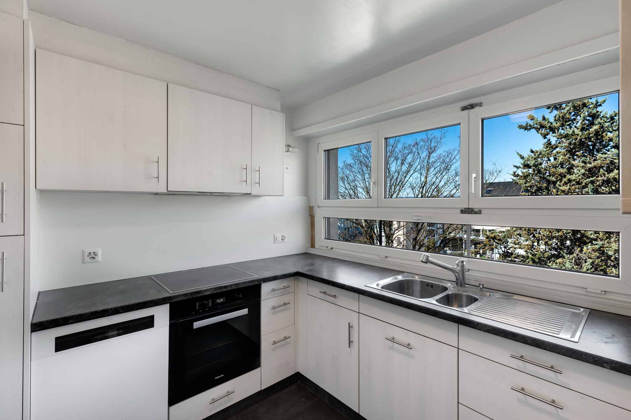 Moderne Küche mit Fensterfront