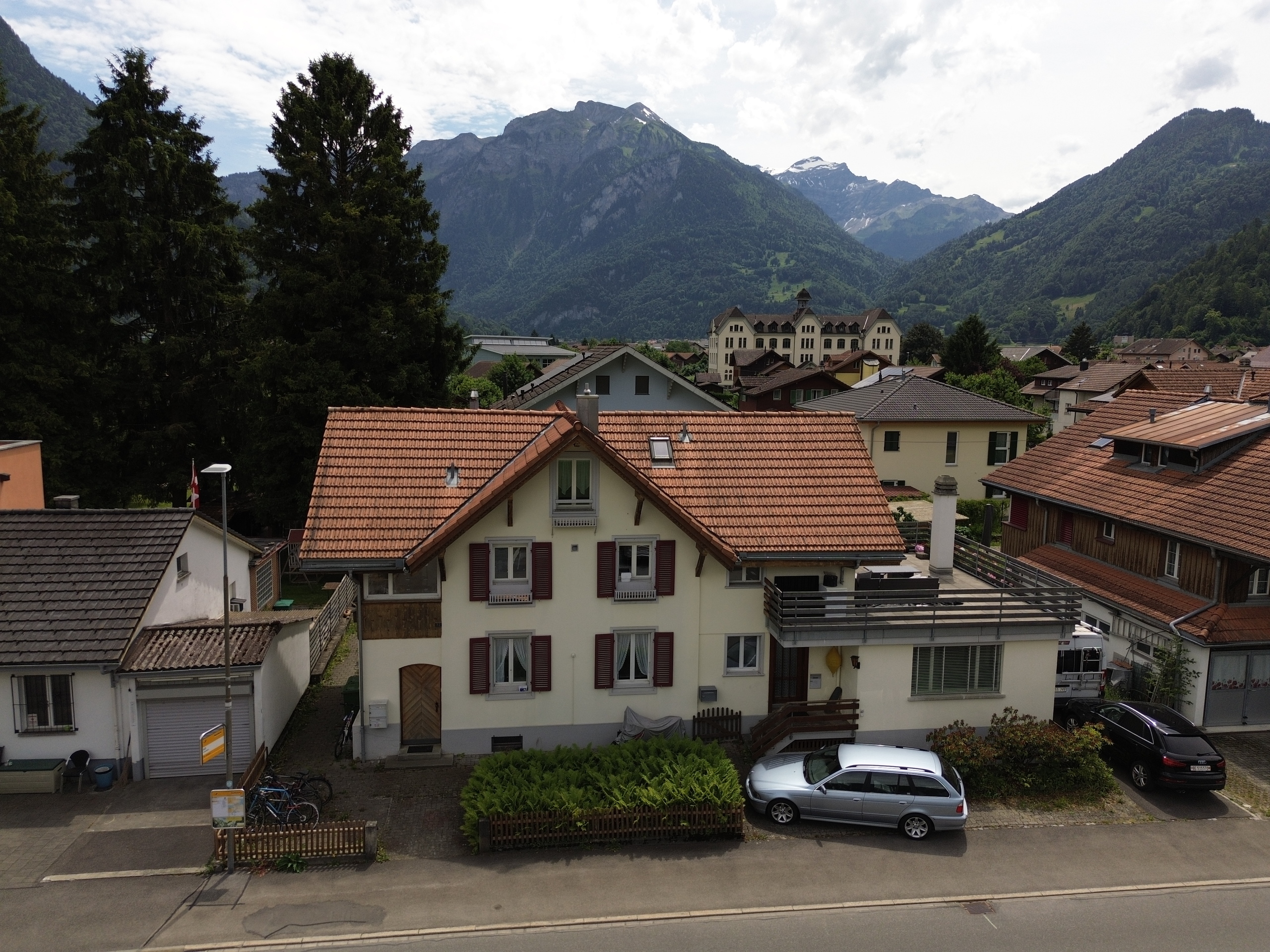 Wohnhaus mit Bergpanorama