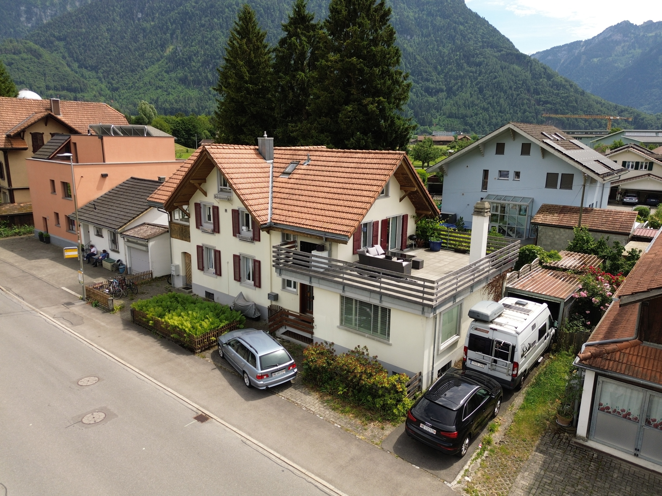 Luftaufnahme eines Wohnhauses im alpinen Umfeld