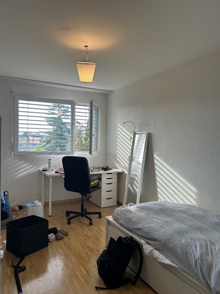 Helles Schlafzimmer mit Arbeitsbereich