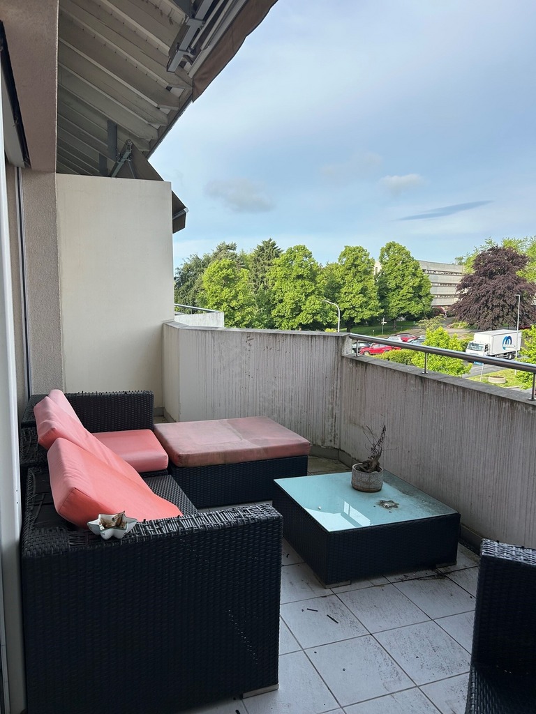 Balkon mit Sitzgruppe und Grünblick