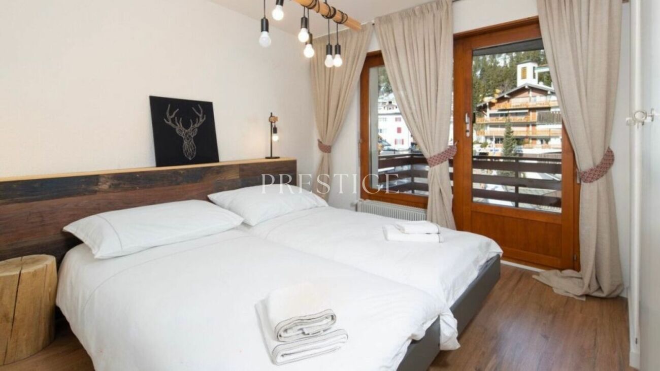 Gemütliches Schlafzimmer mit Balkonblick