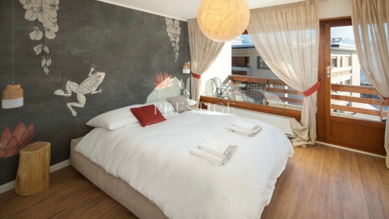 Helles Schlafzimmer mit Balkonblick