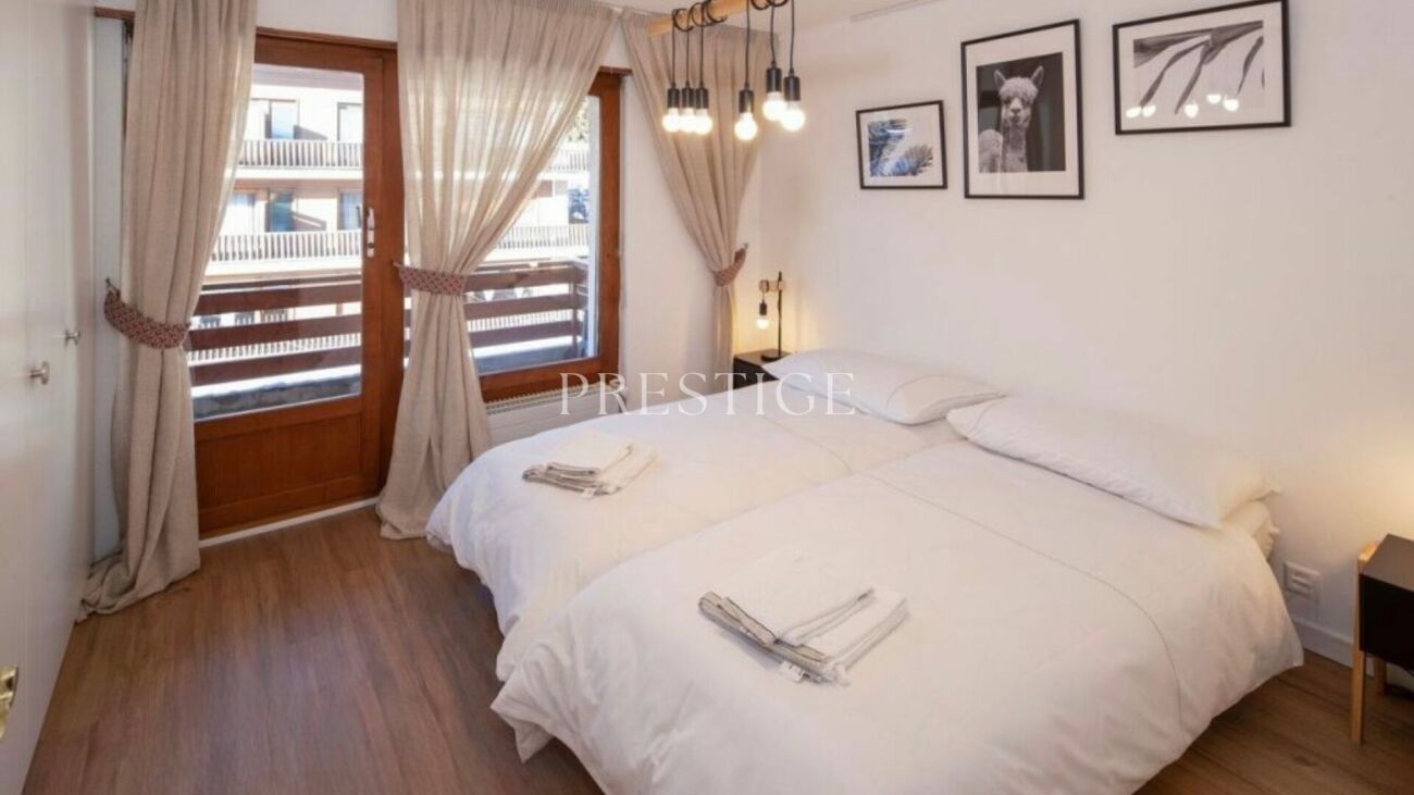 Helles Schlafzimmer mit Balkonzugang