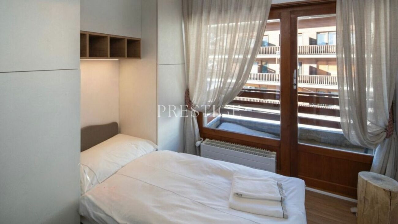 Kleines Schlafzimmer mit Balkonfenster
