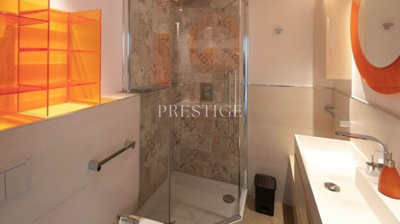 Modernes Bad mit Dusche und auffälligen orangefarbenen Akzenten