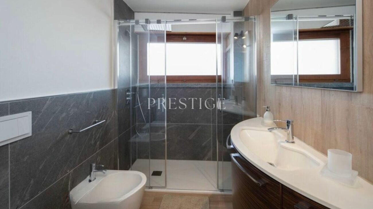 Modernes Badezimmer mit Dusche und Doppelwaschtisch