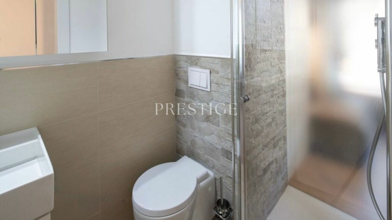 Modernes Badezimmer mit Dusche und WC