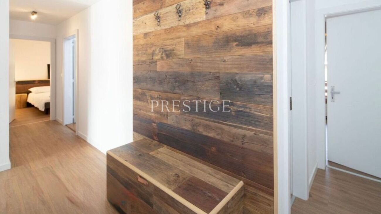 Flur mit Holzwand und Blick ins Schlafzimmer