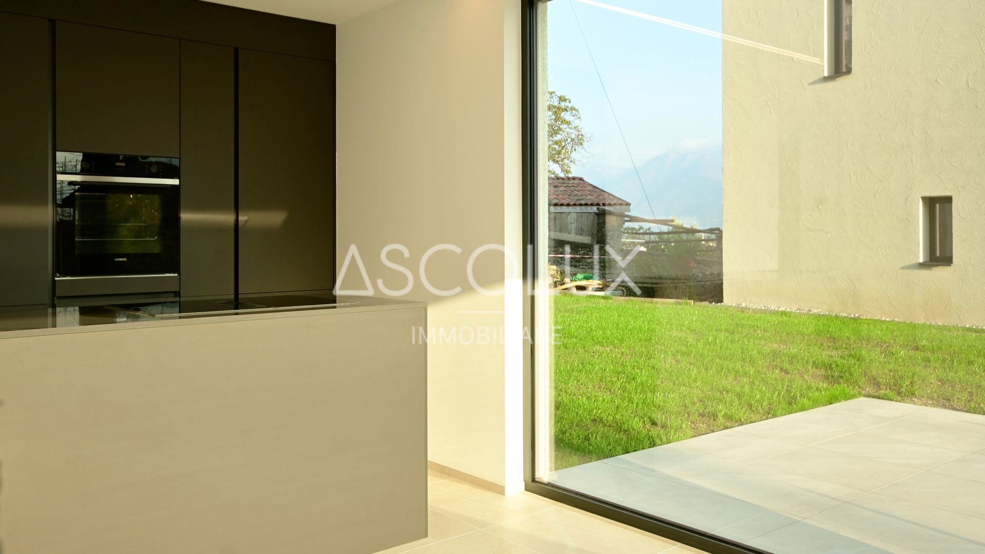 Moderne Küche mit Blick in den Garten