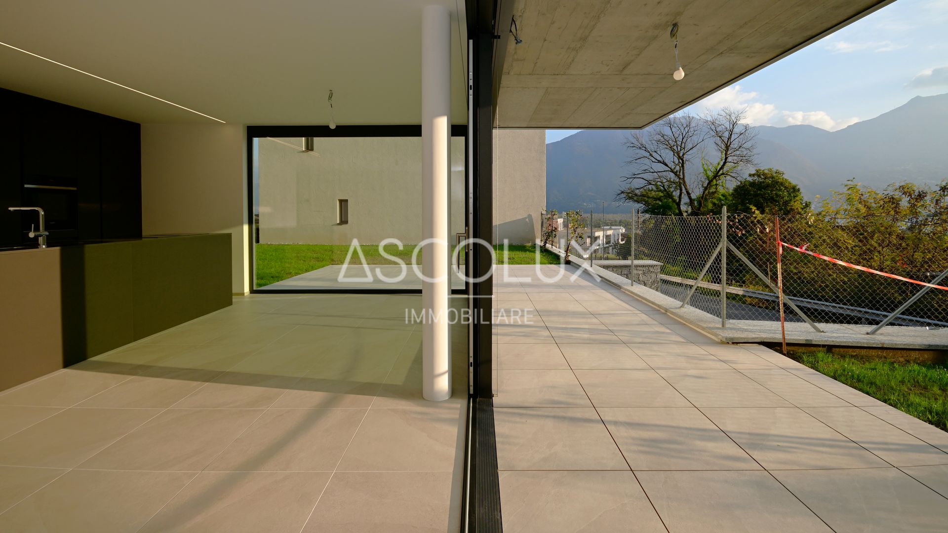 Moderne Innen- und Außenansicht mit Terrasse und Bergblick