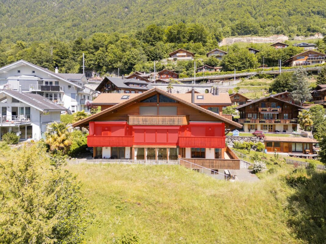 Alpenhaus mit roter Fassade