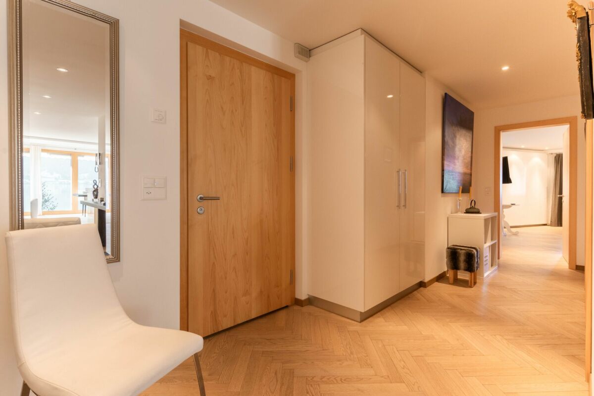 Heller Eingangsbereich mit Garderobe