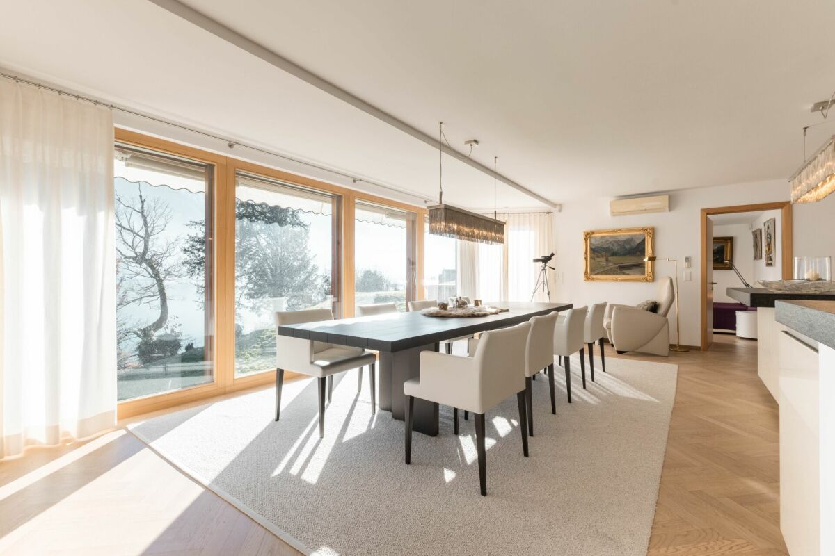 Heller Wohn- und Essbereich mit großem Fensterfrontblick