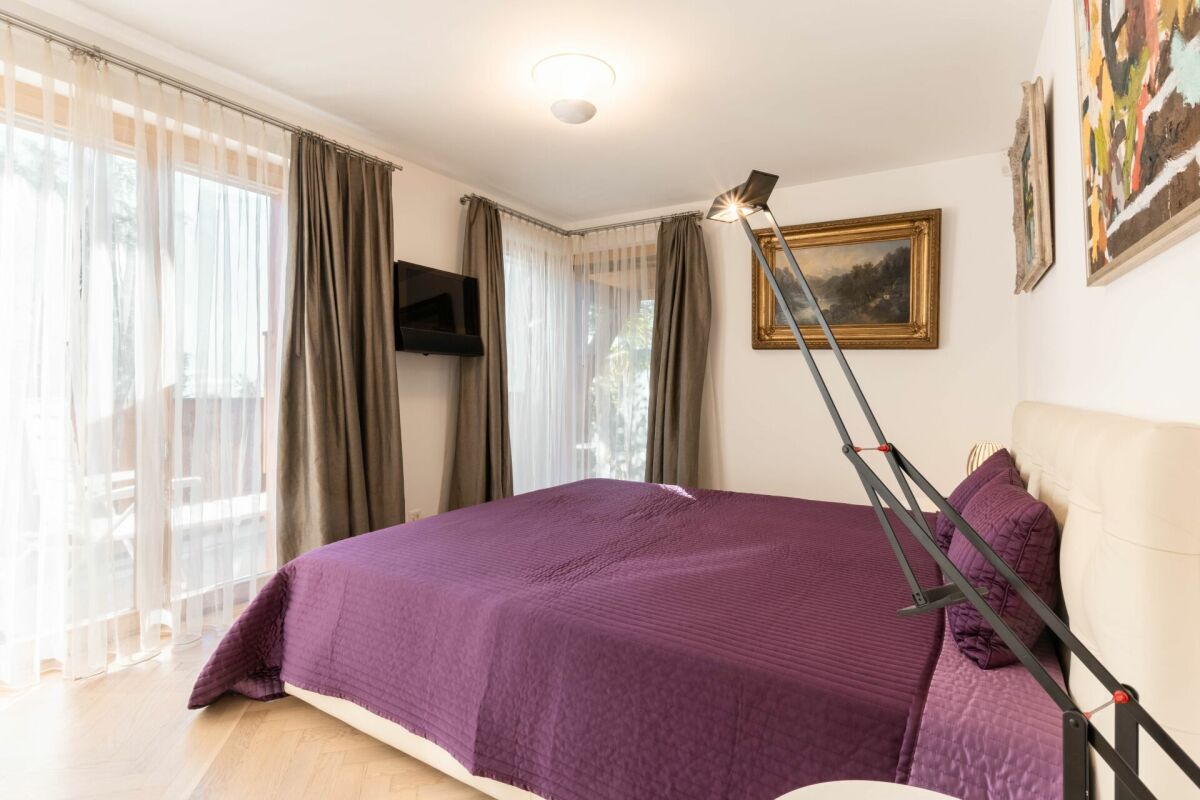 Helles Schlafzimmer mit Balkonzugang