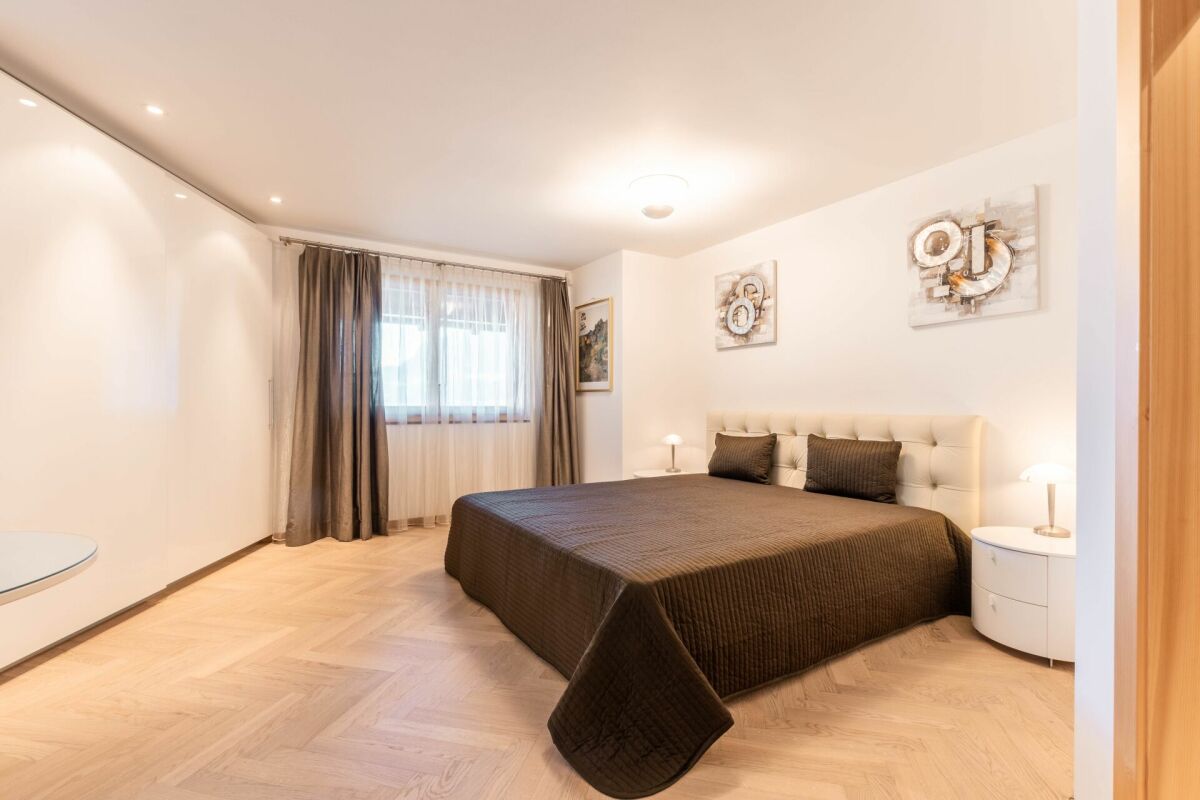 Modernes Schlafzimmer mit Doppelbett