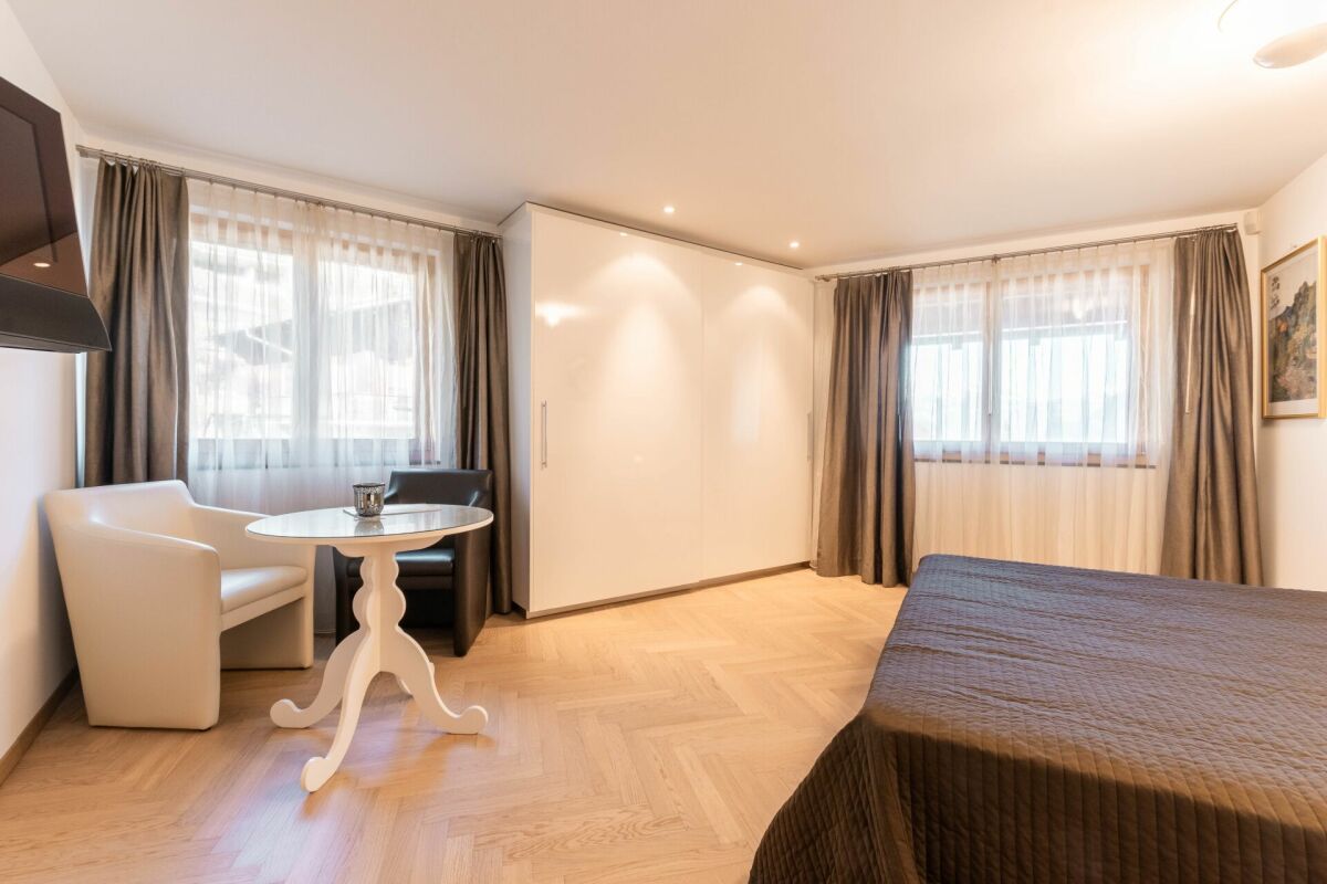 Helles Schlafzimmer mit Sitzbereich