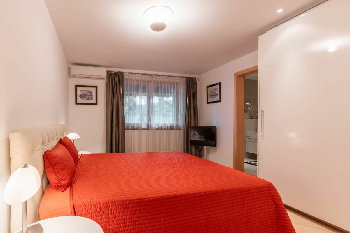Helles Schlafzimmer mit roter Bettwäsche