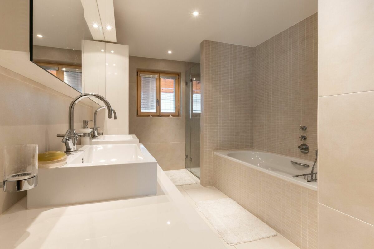 Modernes Badezimmer mit Badewanne und Doppelwaschbecken