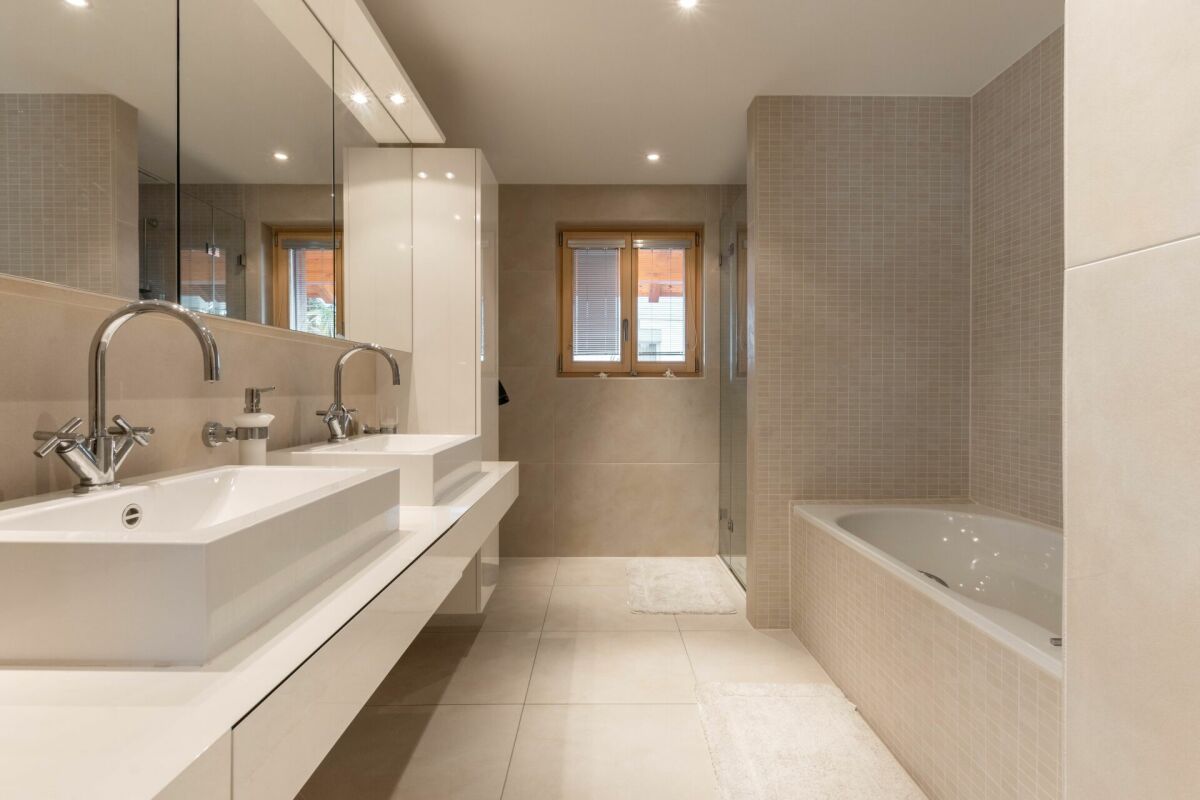 Modernes Badezimmer mit Doppelwaschtisch und Wanne