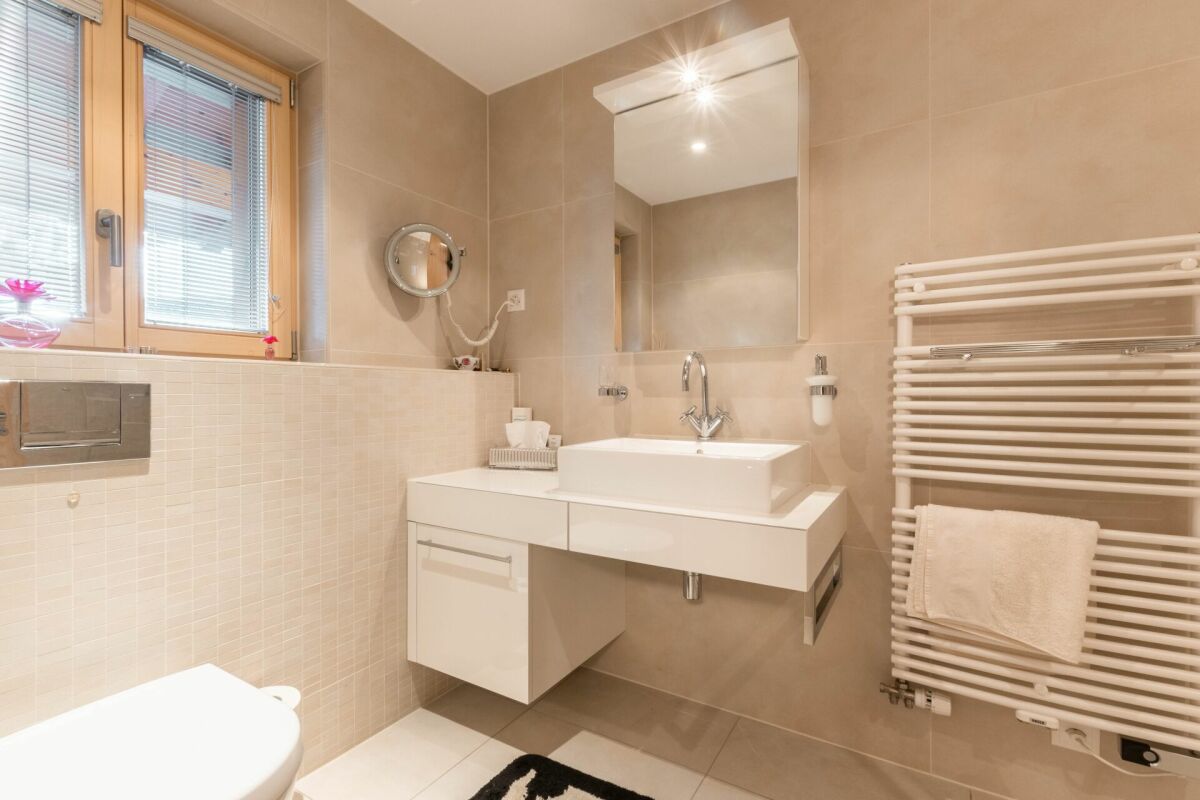Modernes Badezimmer mit Waschtisch und Heizkörper