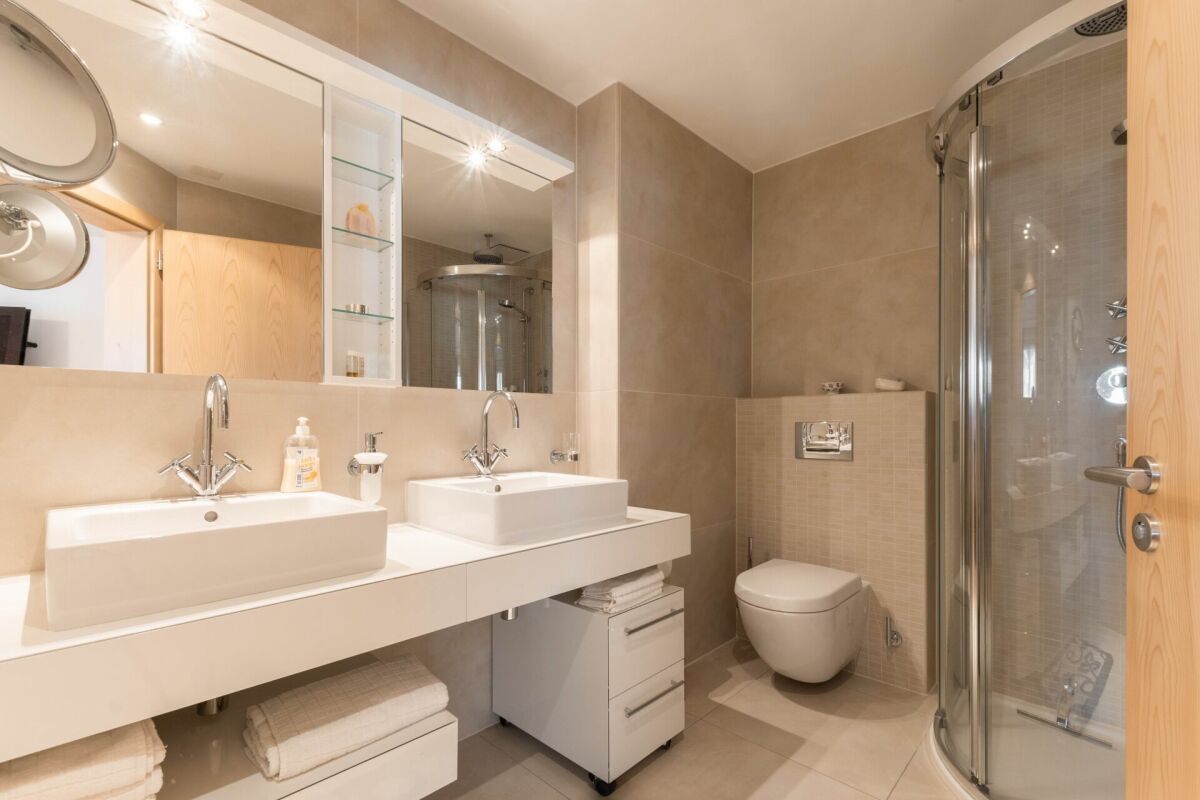 Modernes Badezimmer mit Doppelwaschbecken und Dusche