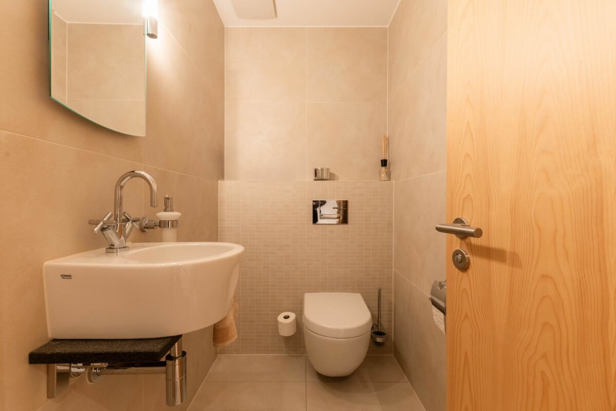 Kleines modernes Gäste-WC