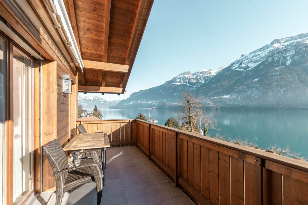 Balkon mit Berg- und Seeblick