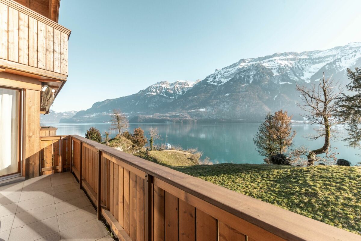 Balkon mit Berg- und Seeblick