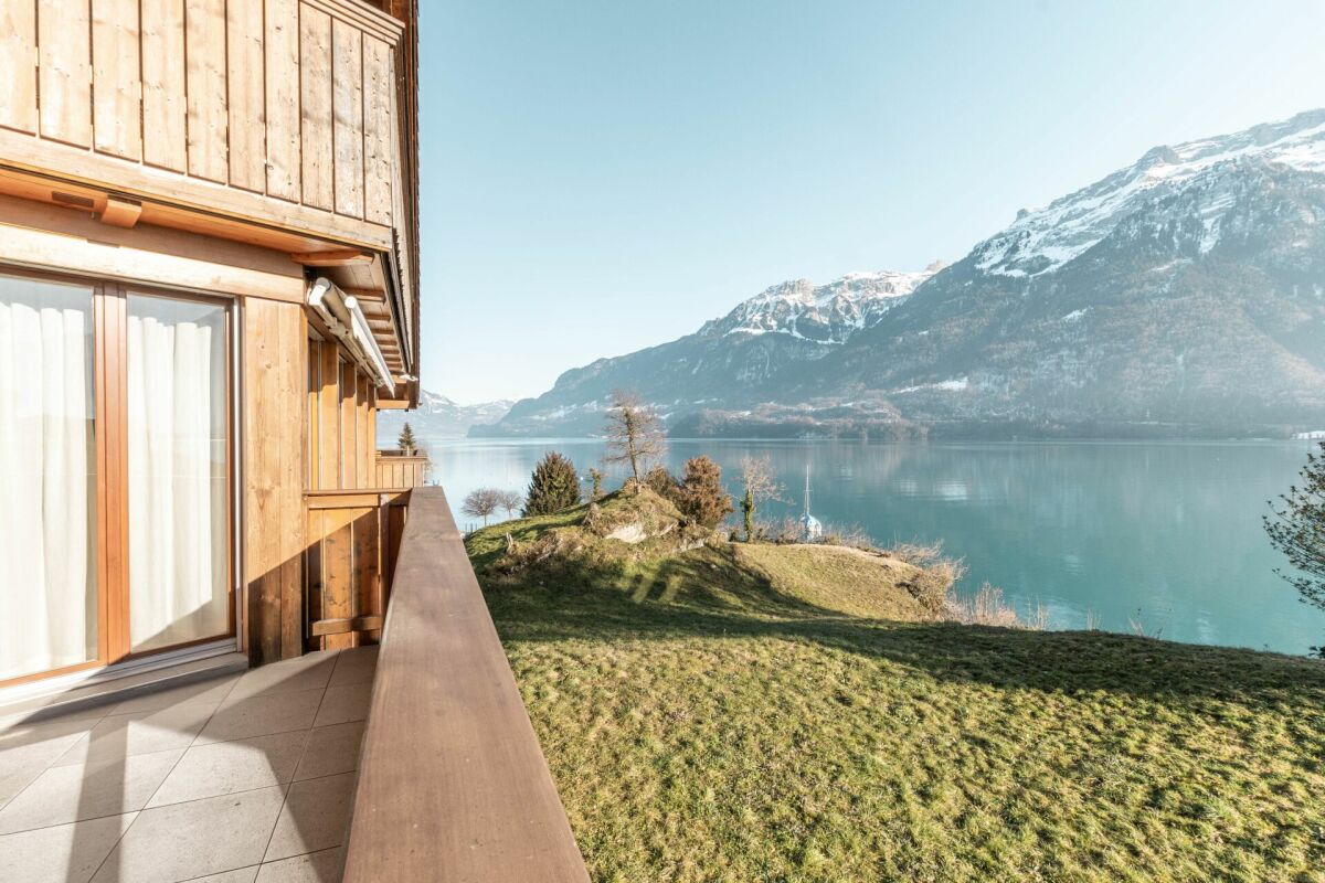 Balkon mit Seeblick auf Berge