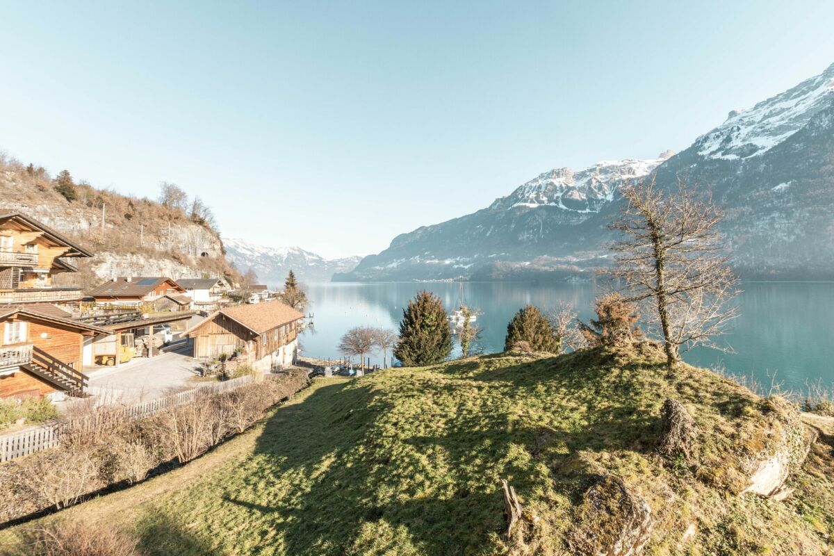 Alpenlandschaft mit See und Chalets